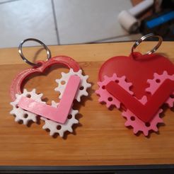 Gear-Heart-Pic-both-hearts-assembled.jpg Archivo STL Llavero fidget corazón con engranajes・Plan de impresora 3D para descargar