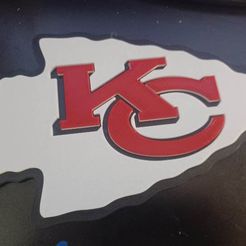 KC-Chiefs.jpg Fichier STL Logo des Kansas City Chiefs pour les murs (trou de serrure pour la suspension)・Objet pour impression 3D à télécharger
