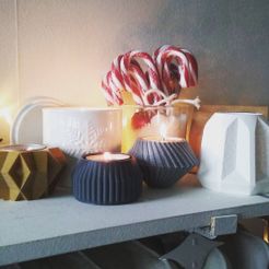 Tealight holder with a twist
