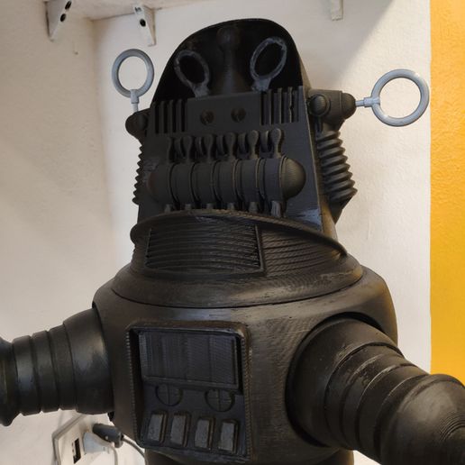 1df042a0-5fc9-46db-9e9b-cd53cb5d1d2c.jpg Robby the Robot - NEW design and parts