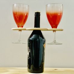 31D60C93-A749-4E83-AEDF-AC015B3A53A4.jpeg Archivo 3D Asa para botella y dos copas de vino・Objeto imprimible en 3D para descargar