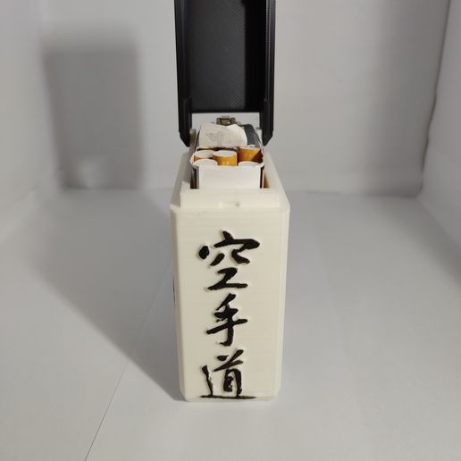 IMG_20230531_220522.jpg Zigarettenetui Japanisch mit Deckel und Feuerzeughalter bic