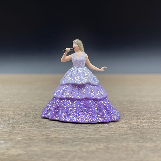 👗 Taylor Swift Singing in Enchanted Flowing Eras Tour