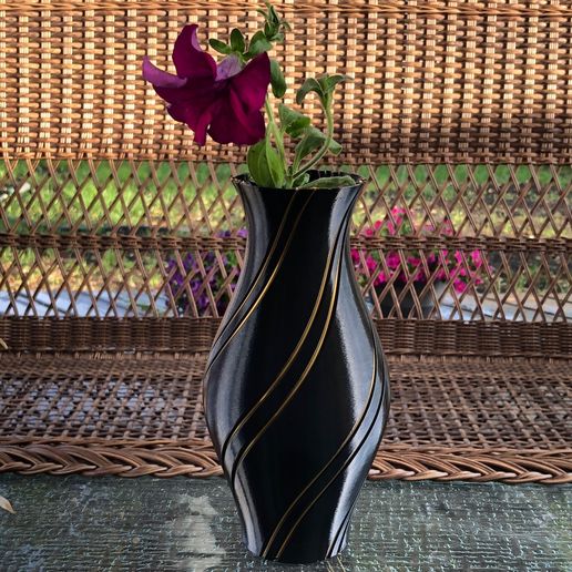 Black Vase.jpg Fichier STL Vase à filaments・Plan pour imprimante 3D à télécharger, 3DWinnipeg