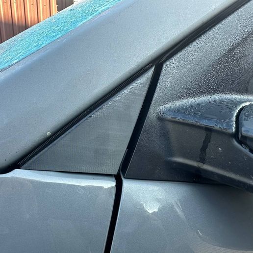 Hyundai Kona 2018–2023 – Exterior Door Mirror Triangle Cover