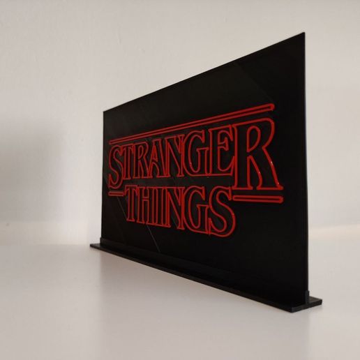 stranger things logo (3).jpg Crachá Stranger Things com suporte
