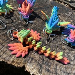 346105712_988675775824036_7817212880528366632_n.jpg Archivo STL gratis Llavero Dragón Arco Iris・Plan para descargar y imprimir en 3D