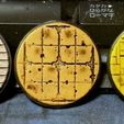 Metal-Bases-32mm-Samples.jpg 8 Grelhas Metálicas Design Bases de 32mm para Wargaming