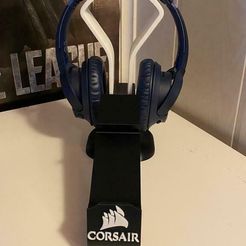 corsair.jpg corsair stand headset and controller