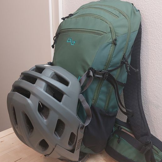 bike helmet clipped to backpack 🪖 Helmet clip, helmet fastening, helmet holder for rucksack・Free STL File  for ・Cults