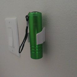 IMG_20190731_082748.jpg Free STL file Flashlight Clip・3D printable model to download