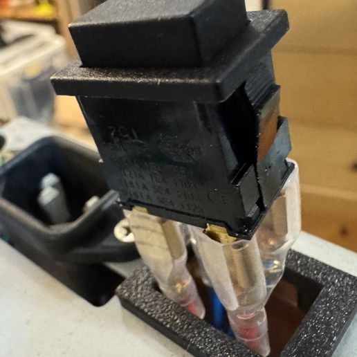 IMG_2653.jpg 用于替代电源开关的 Commodore Monitor 1084S-D 适配器。