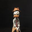 Inspecteur Duck avec une arme à feu