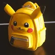1f7650e4aaf5fe85.webp Porta-chaves em forma de mochila do Pikachu