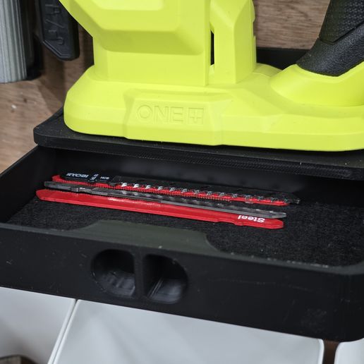 20251229_154801.jpg Ryobi One+ Support mural pour outils avec tiroir pour accessoires