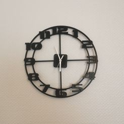 IMG_20220323_092553_edit_27884210485328.jpg Grande horloge avec chiffres modernes
