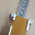 NewDinHolder8.jpg Complemento del soporte universal de PCB DIN/sobremesa ajustable
