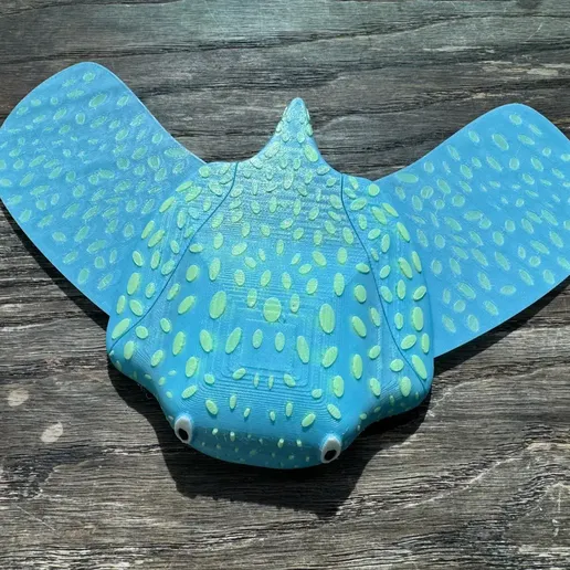 9e41eff716399109.webp Gliding manta ray toy that swims forward