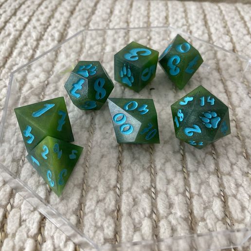 Ej0DzfeUYAADqSa.jpg Jeu de dés Wolf Paw Donjons et Dragons