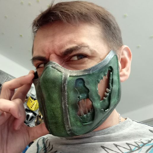 IMG_20211124_081748.jpg Reptile mask from Mortal Kombat