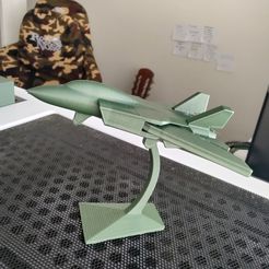Chasseur à réaction imprimé et articulé avec socle