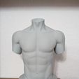 PXL_20260414_191645368.jpg Schmuck-Halsketten-Präsentationsständer / Kopfloser athletischer Torso auf einem Marmorsockel