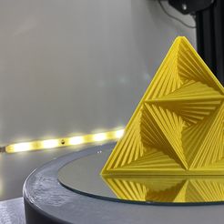 La decoración del escritorio del tetraedro Whirly