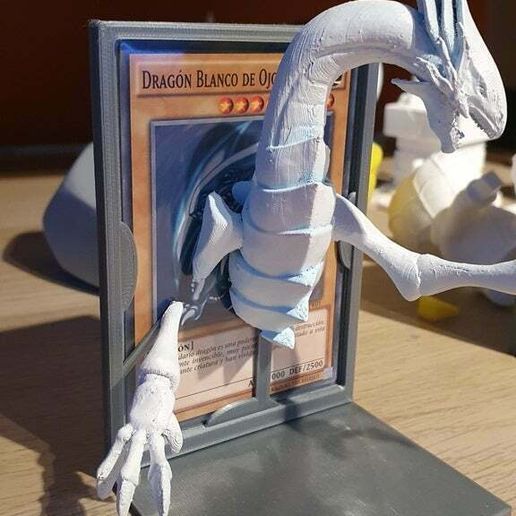 20201027_185405.jpg Blauäugiger weißer Drache mit Ständer