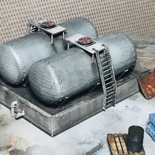IMG_7822.jpg OO/HO Scale Diesel/Storage Tanks