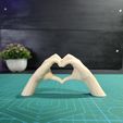 dos-manos-formando-un-corazón-foto-8.jpg Two hands forming a heart 🫶 | Hand of young woman | Heart with hands.