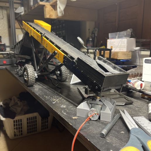 70224055473__36C74FC4-746D-4FCE-B875-C8116A274B08.jpg 1/14 Conveyor Belt/ Stacker with V Belt