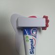 20230813_172259.jpg Toothpaste roller