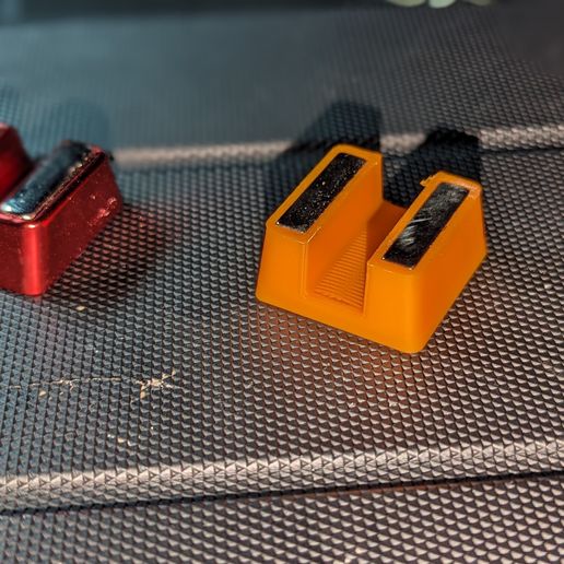 PXL_20231220_084454525.PORTRAIT.jpg Fixador de cabos magnético de secretária