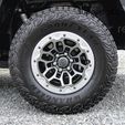 245a0d06-3058-4d48-9c2a-244e76817a44.jpg 配备固特异 Wrangler AT 轮胎的道奇公羊越野车轮辋