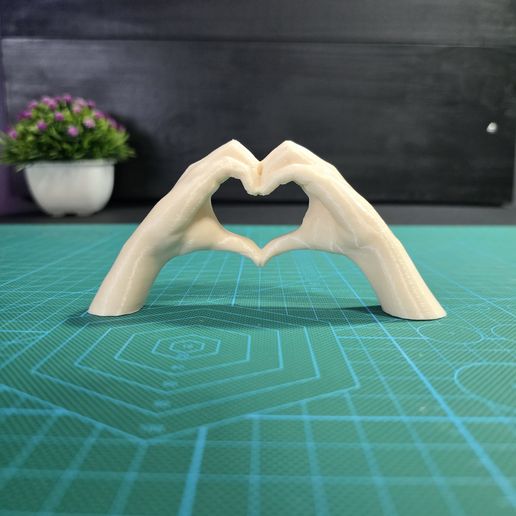 dos-manos-formando-un-corazón-foto-8.jpg Two hands forming a heart 🫶 | Hand of young woman | Heart with hands.