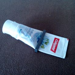 IMG_20171224_145745.jpg Free STL file simple toothpaste press・3D printable object to download