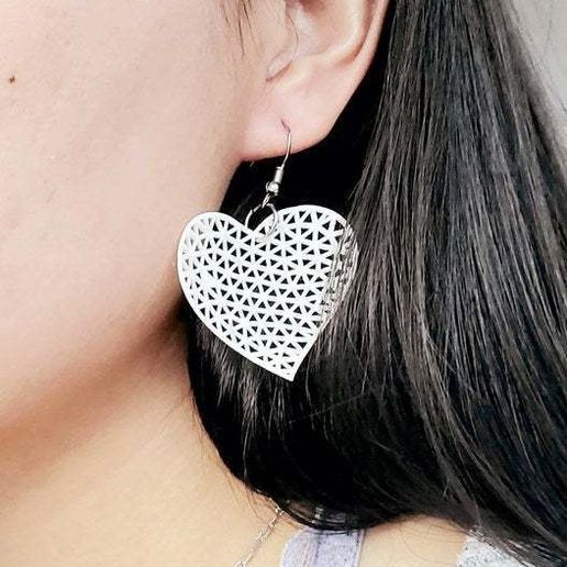 91803067_1253008591554579_5178983127292313600_o.jpg Free STL file [Mathematical Art] Delaunay triangulation heart shape earrings・3D printable model to download, Kay