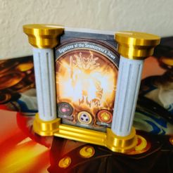 1.jpg Fichier STL gratuit Socle pour carte unique Keyforge ou autre jeu de cartes à collectionner・Modèle à télécharger et à imprimer en 3D