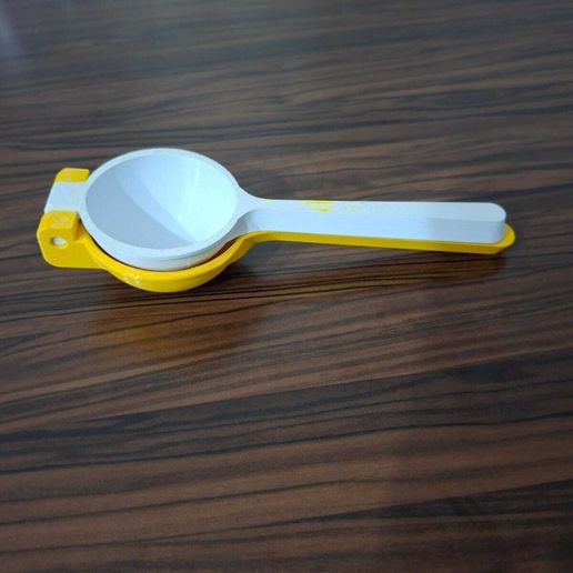 WhatsApp-Image-2025-10-22-at-09.18.26-2.jpeg lemon squeezer