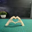 dos-manos-formando-un-corazón-foto-4.jpg Two hands forming a heart 🫶 | Hand of young woman | Heart with hands.