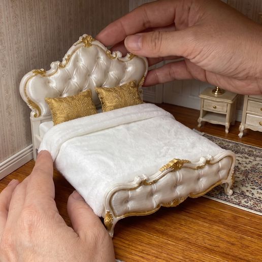 1:12 Baroque Rococo Dollhouse Bed – Tufted Luxury Bed with Mattress & Pillows STL