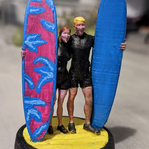 7f548842-647e-44cd-b3a7-1e1bb4f587c9.png Пара, занимающаяся серфингом на пляже