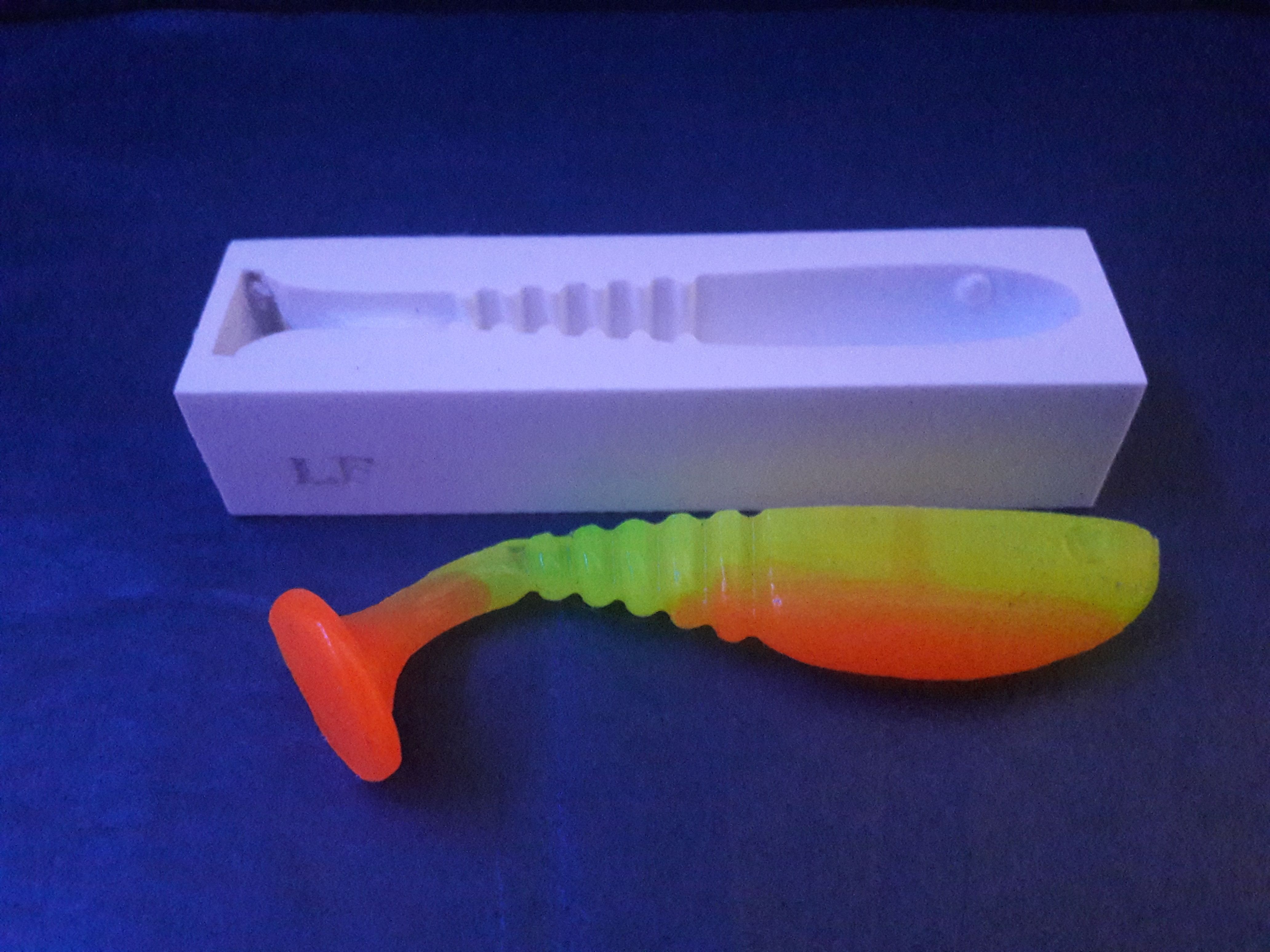Download STL file TOP POUR FISHING LURE MOLD 80MM • 3D printable design
