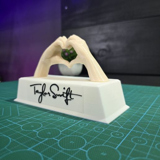 Taylor-Swift-base-con-dos-manos-formando-un-corazón-foto-4.jpg Base Taylor Swift com duas mãos a formar um coração