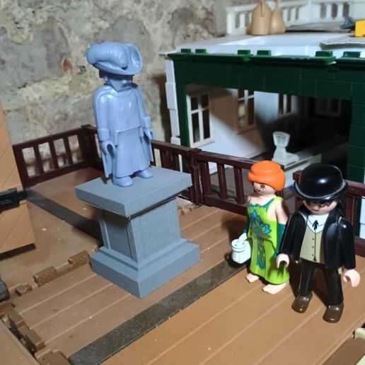 13594c46-15cc-492e-ae04-cb1492bc7a80.jpeg ¡Mi primera impresión en resina! Playmobil estatua medieval y pedestal.