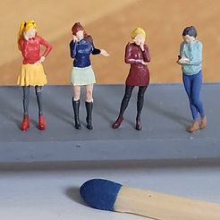 _titel1.jpg Free STL file Girls with phones (1-148)・3D printing design to download