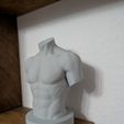 PXL_20260414_191650227.jpg Schmuck-Halsketten-Präsentationsständer / Kopfloser athletischer Torso auf einem Marmorsockel
