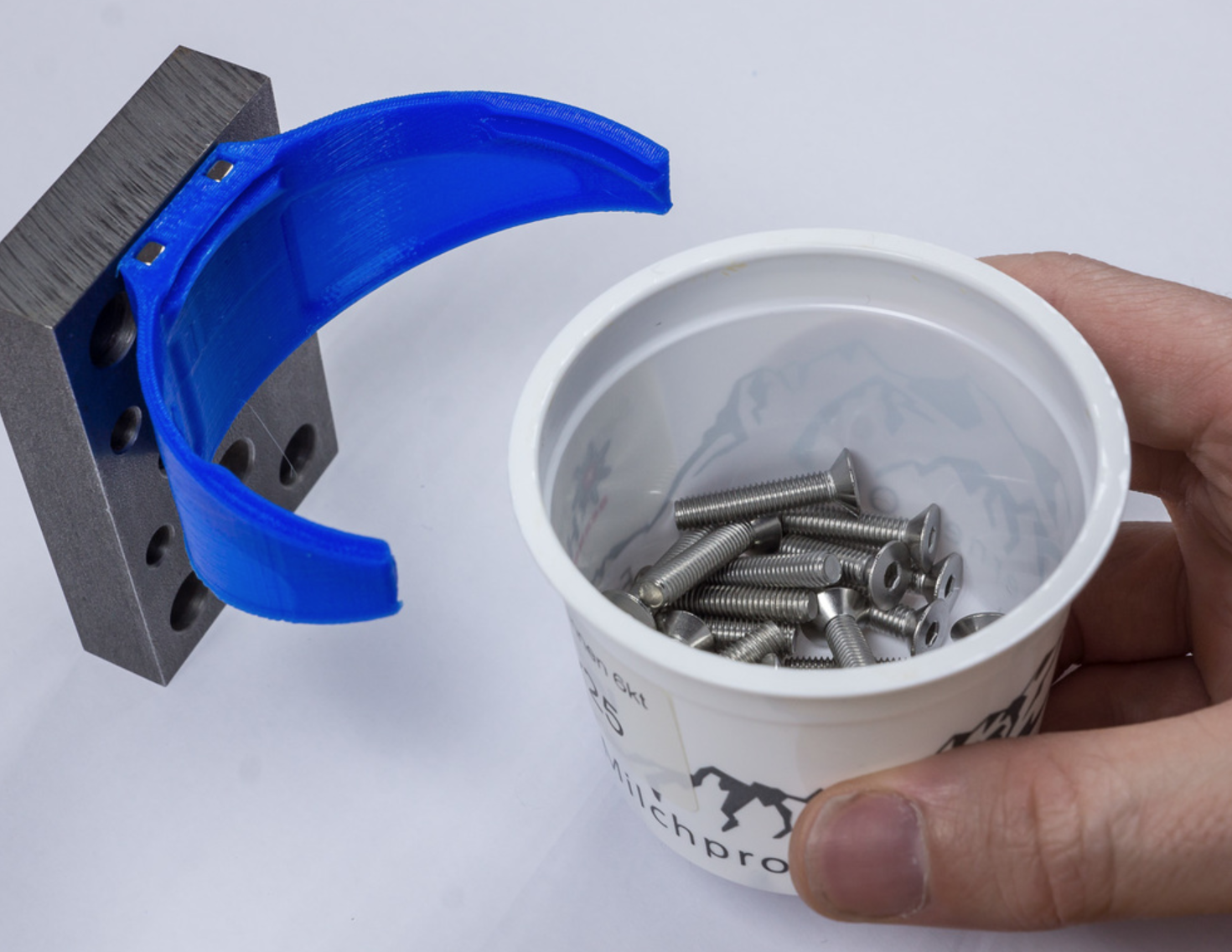 Capture d’écran 2017-10-31 à 16.14.50.png Free STL file Bracket for Recycled Yogurt Cup to build a Screw Storage・3D printable model to download, ewap