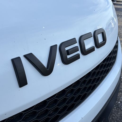 Emblème De Calandre Iveco Daily – Logo Whyte – 38028010105 – 2006-2010 – Occasion