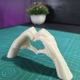 dos-manos-formando-un-corazón-foto-7.jpg Two hands forming a heart 🫶 | Hand of young woman | Heart with hands.